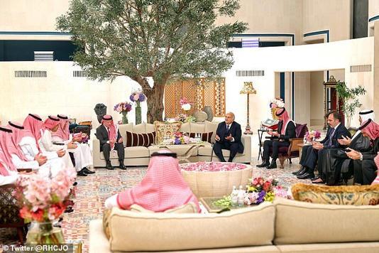Một vài hình ảnh trong lễ đính hôn của Thái tử Jordan. Ảnh: Hoàng hậu Jordan