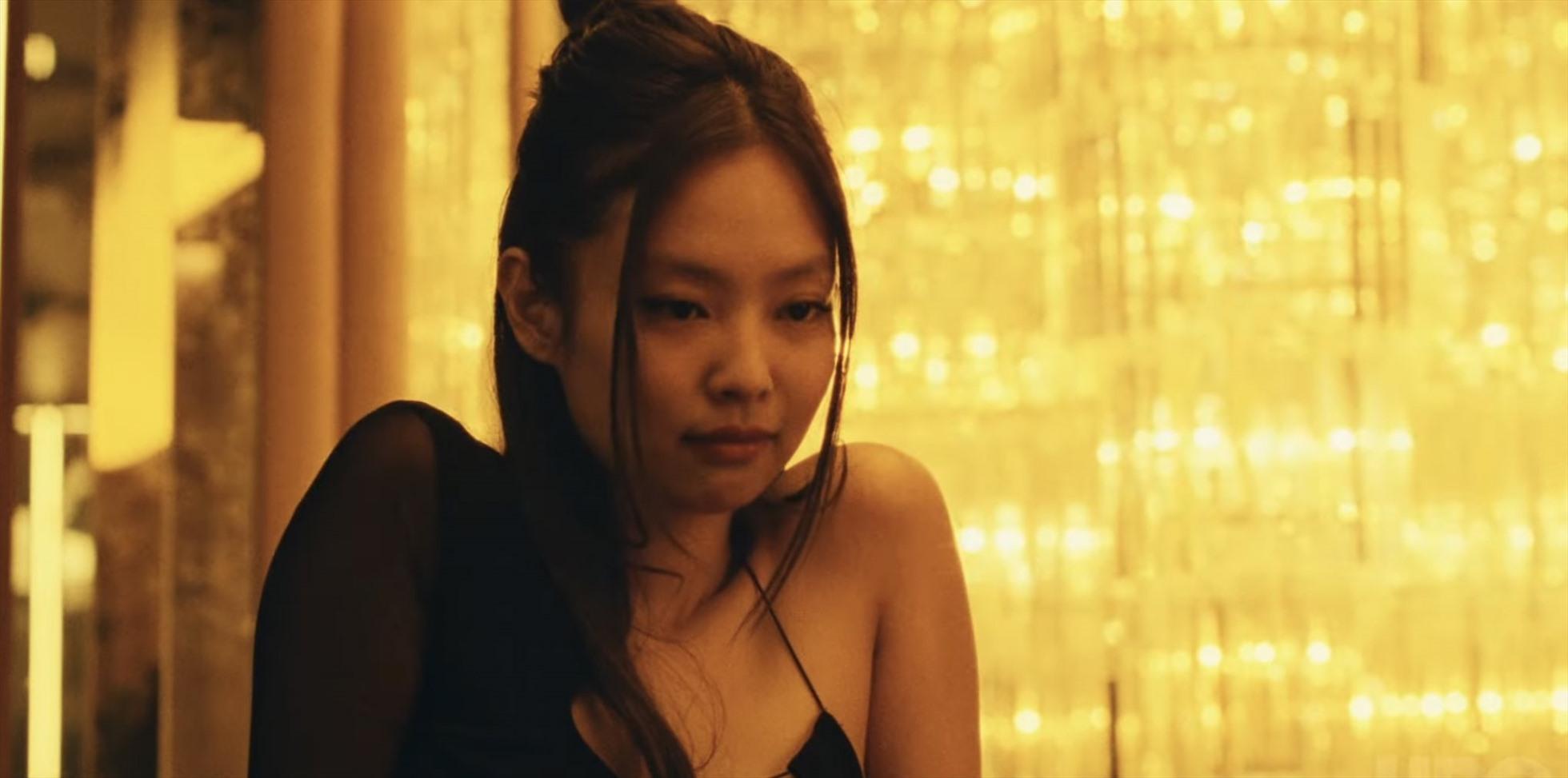 Jennie (Blackpink) gây sốt với tạo hình quyến rũ trong phim mới