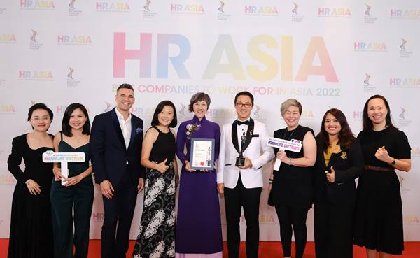 Đội ngũ Manulife Việt Nam chụp hình cùng Ban tổ chức HR Asia Awards