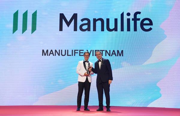 Ông Sang Lee (trái) Tổng Giám đốc Manulife Việt Nam nhận cúp vinh danh từ Ban tổ chứcGiải thưởng HR Asia Awards