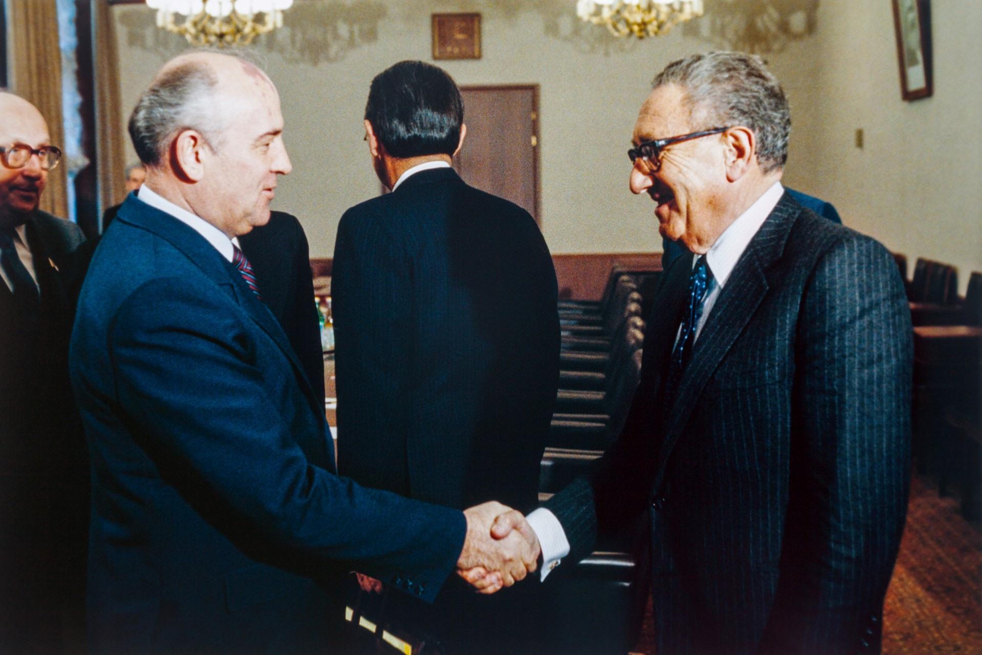 Tổng Bí thư Đảng Cộng sản Liên Xô Mikhail Gorbachev (trái) bắt tay cựu Ngoại trưởng Mỹ Henry Kissinger, ngày 4.2.1987 tại Mátxcơva. Ảnh: AFP