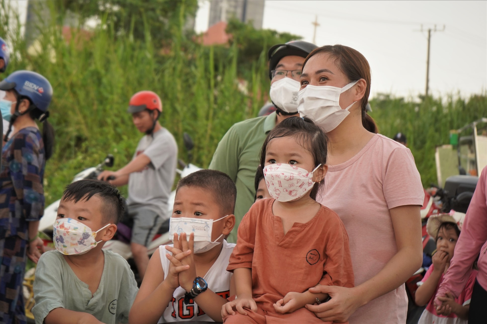 “Tôi nghe nói ở đây thả khinh khí cầu nên đến đây xem thử, lần đầu tiên tôi thấy khinh khí cầu lớn như vậy, quả thật rất đẹp. Tôi đang rất háo hức chờ đến ngày mai để xem lá cờ tổ quốc được nâng lên bằng những chiếc khinh khí cầu này“. - Chị Bích Tuyền, ngụ TP thủ Đức, hào hứng nói.