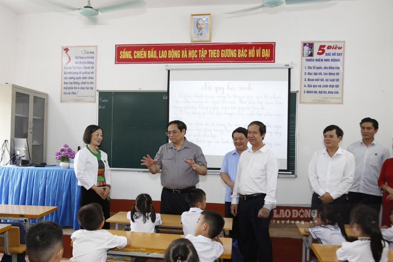 Thủ tướng thăm và kiểm tra công tác chuẩn bị khai giảng tại Phú Thọ