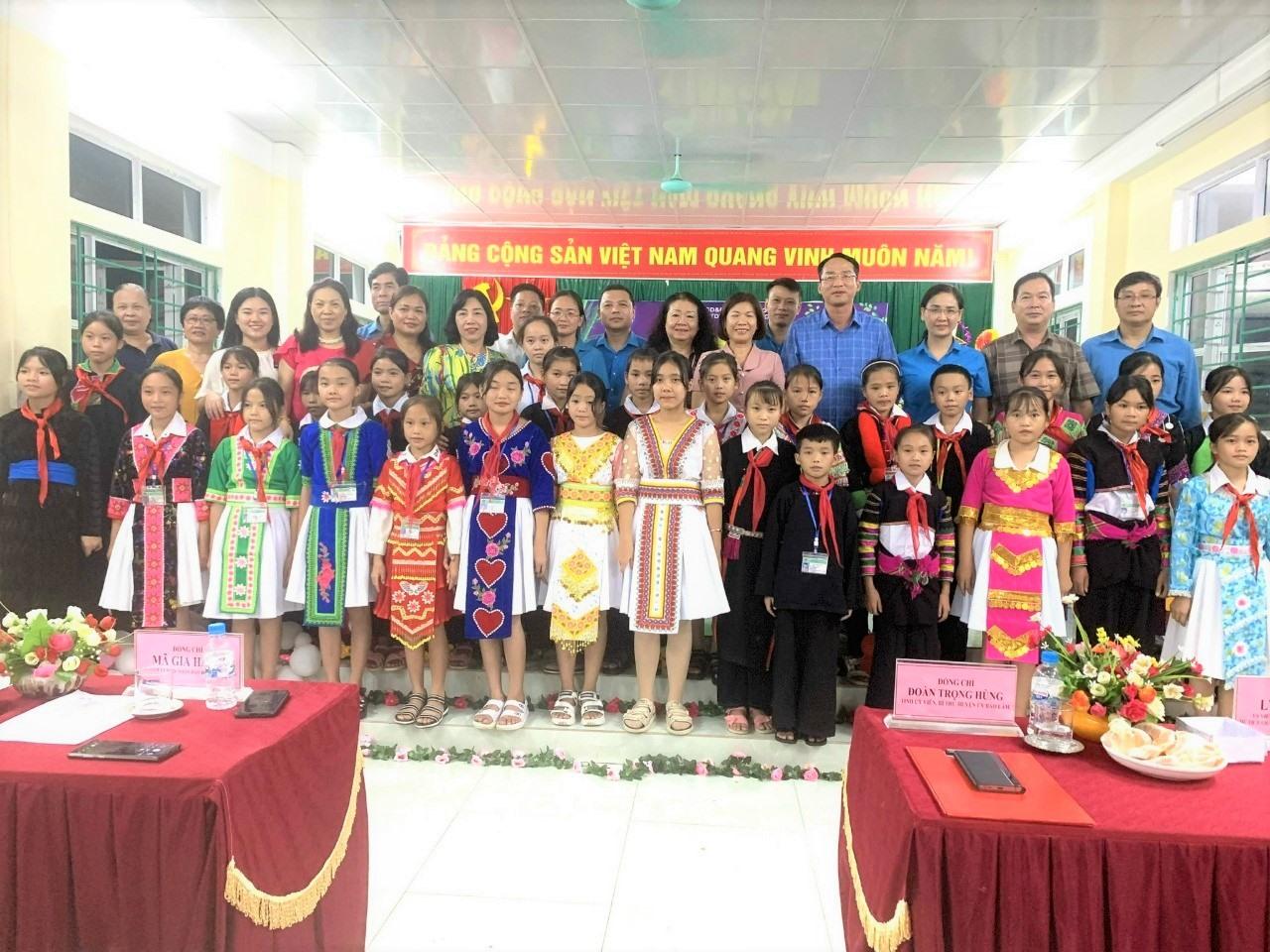 Cao Bằng: Trao 60 suất học bổng cho con CNVCLĐ có hoàn cảnh khó khăn