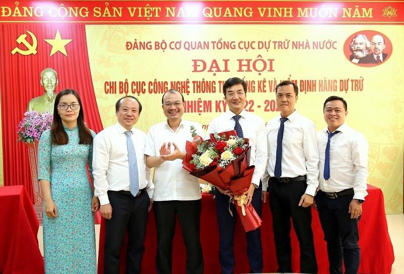 Phó Bí thư Đảng ủy, Phó Tổng cục trưởng Tổng cục DTNN Phạm Vũ Anh tặng hoa chúc mừng Chi ủy Cục Công nghệ thông tin thống kê và kiểm định hàng dự trữ nhiệm kỳ 2022 - 2025.