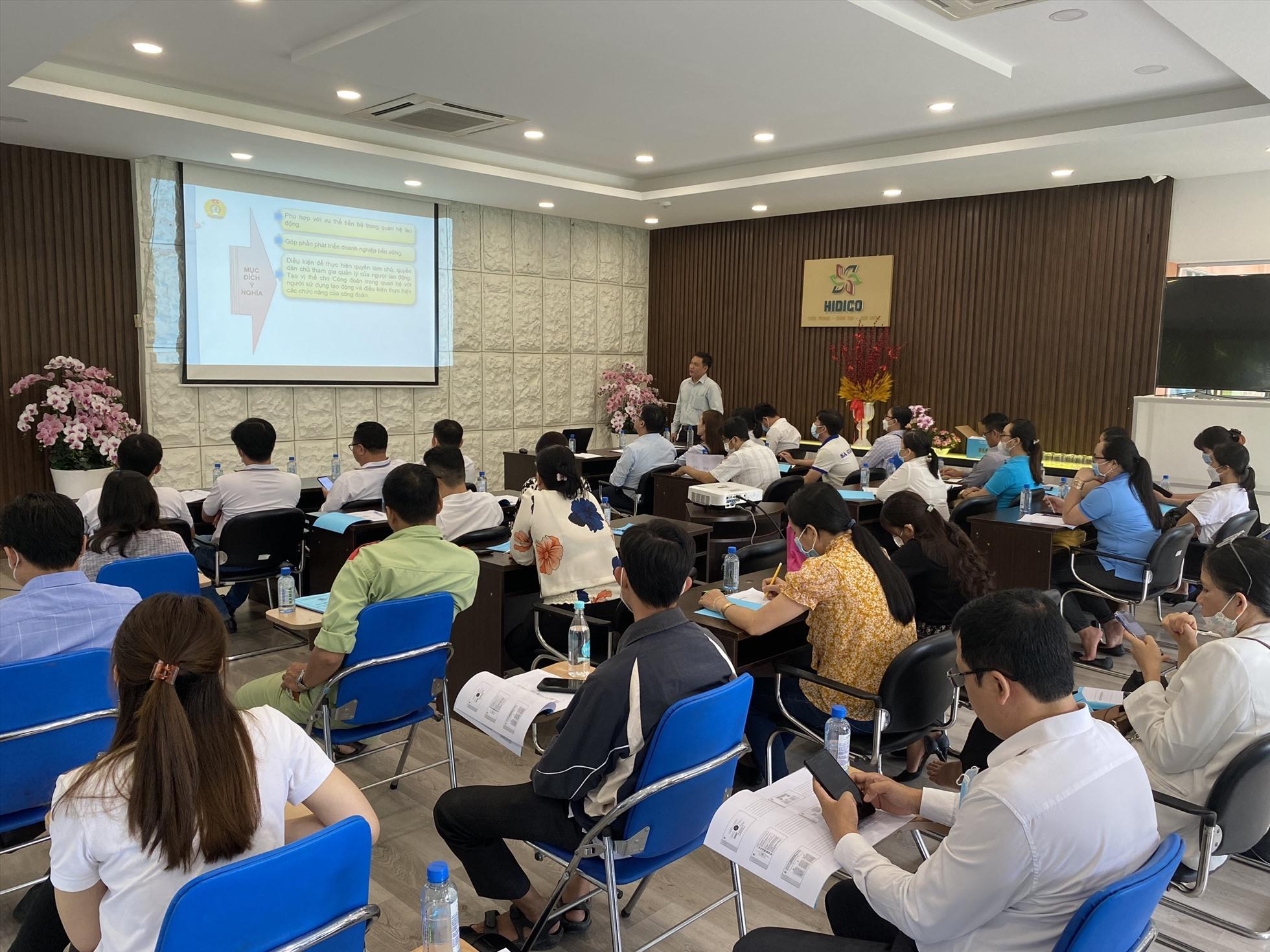 Ông Phạm Thế Minh – Phó Trưởng Ban Tuyên giáo – Chính sách pháp luật và Quan hệ lao động LĐLĐ tỉnh Đồng Tháp, trình bày tại hội nghị. Ảnh: TN