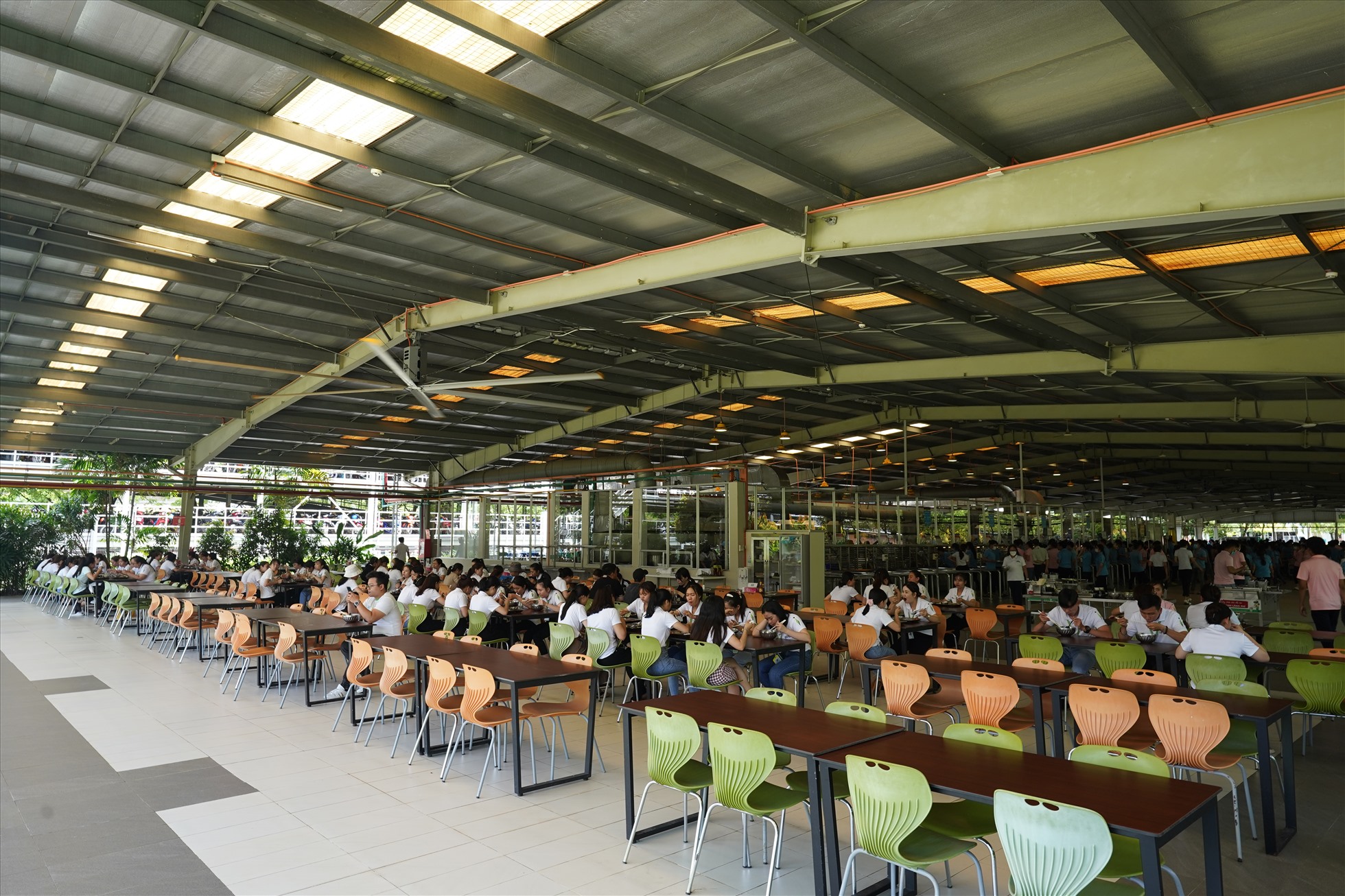 Tại Công ty TNHH Elite Long Thành (Khu công nghiệp Lộc An - Bình Sơn, huyện Long Thành), giá trị bữa ăn giữa ca cho người lao động của công ty là 1 USD/1 suất, tương đương khoảng 23.500 đồng/suất. Ảnh: N.Q.H