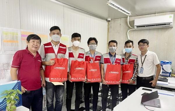 Lãnh đạo và Công đoàn tặng quà đoàn viên hiến máu tình nguyện
