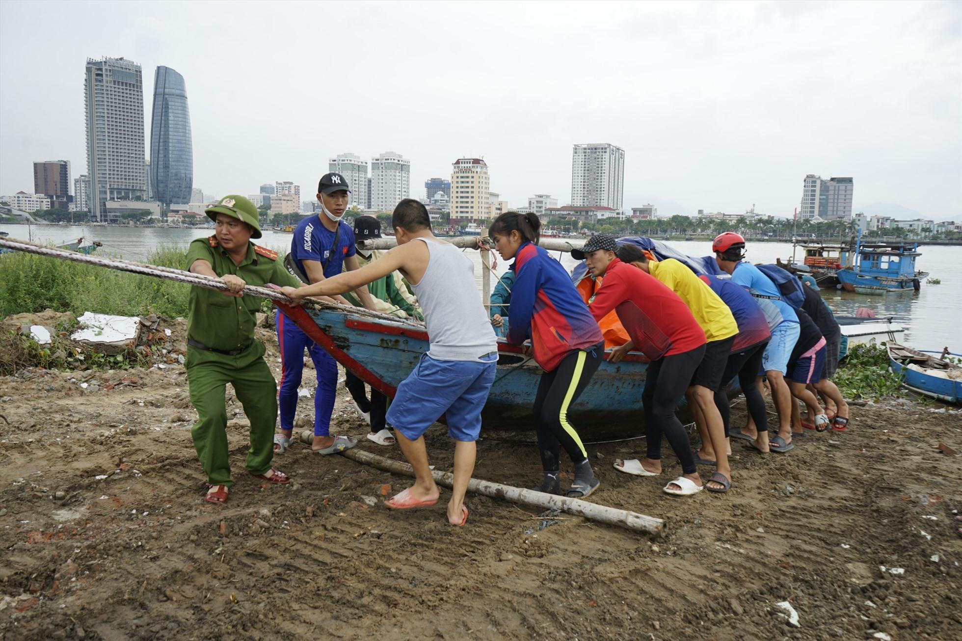 Công an Đà Nẵng giúp dân chống bão. Ảnh: TS