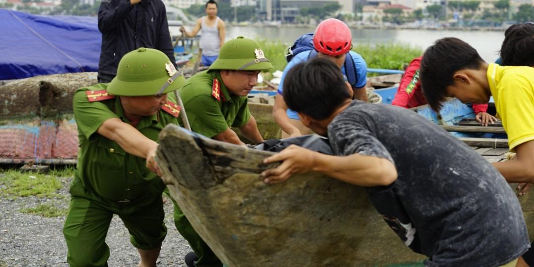 Công an Đà Nẵng giúp dân chống bão. Ảnh: TS