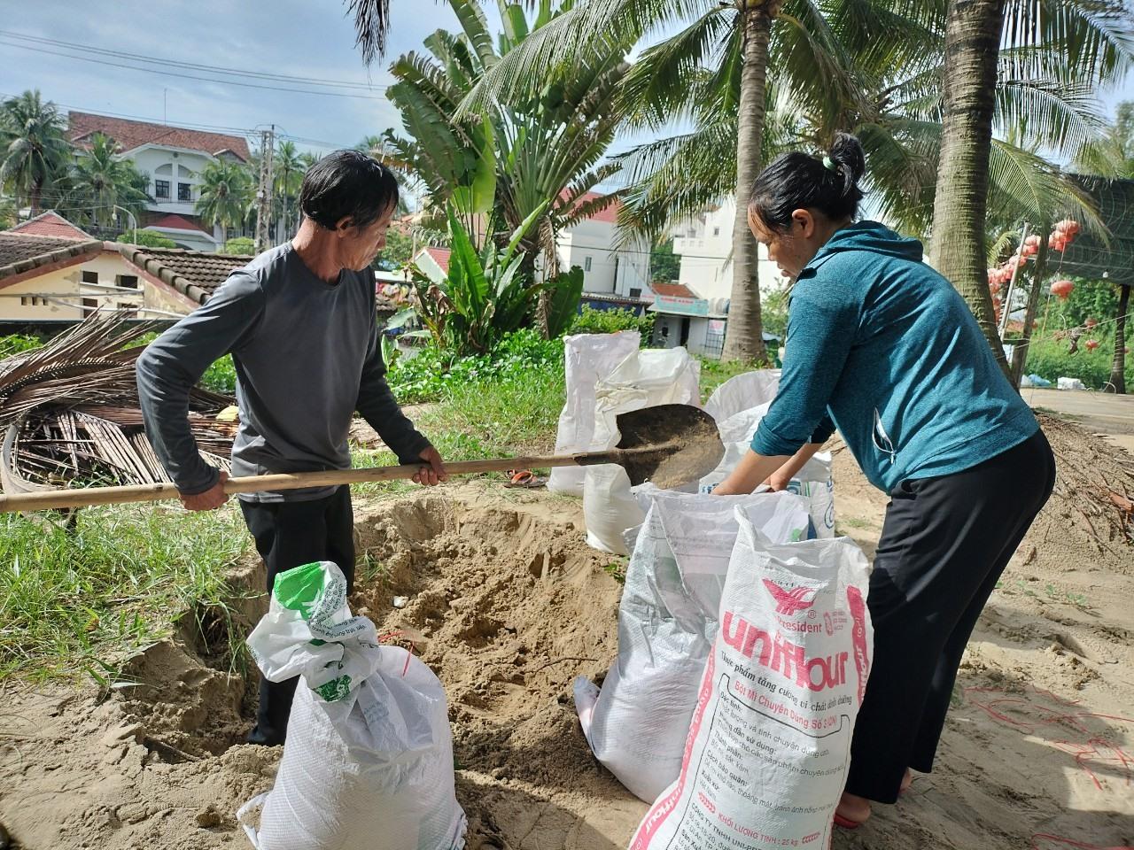 Khắp nơi khẩn trương chằng chống nhà cửa, đưa tàu thuyền vào nơi trú ẩn, neo đậu an toàn. Ảnh: LP