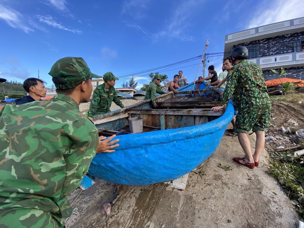 Khắp nơi khẩn trương chằng chống nhà cửa, đưa tàu thuyền vào nơi trú ẩn, neo đậu an toàn. Ảnh: LP