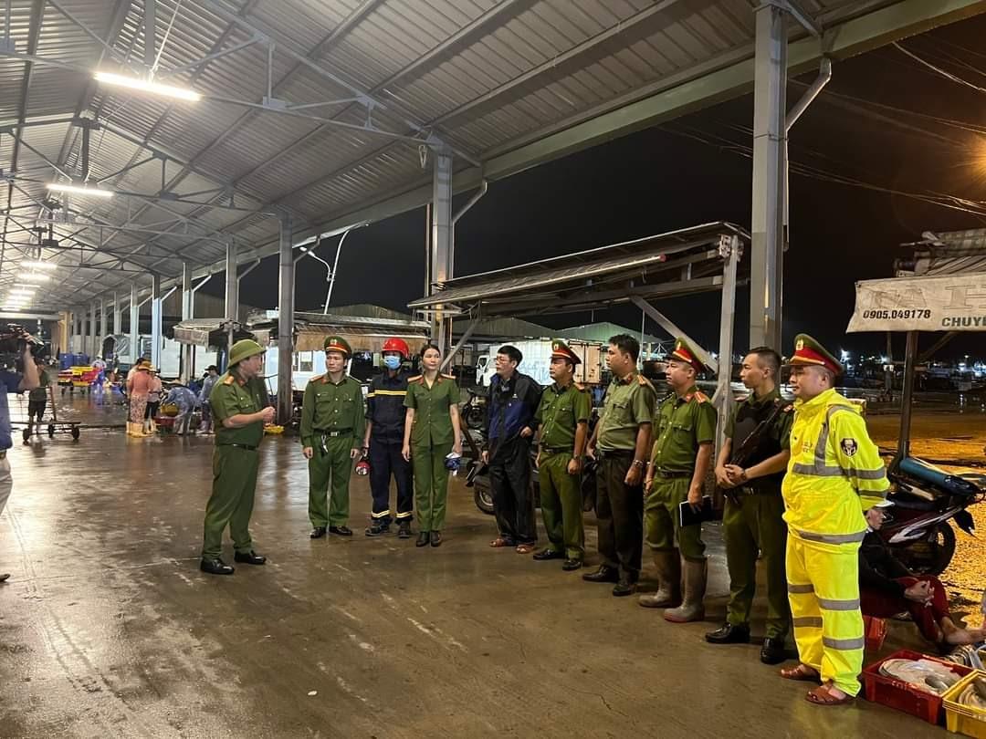 Công an Đà Nẵng giúp dân chống bão. Ảnh: TS