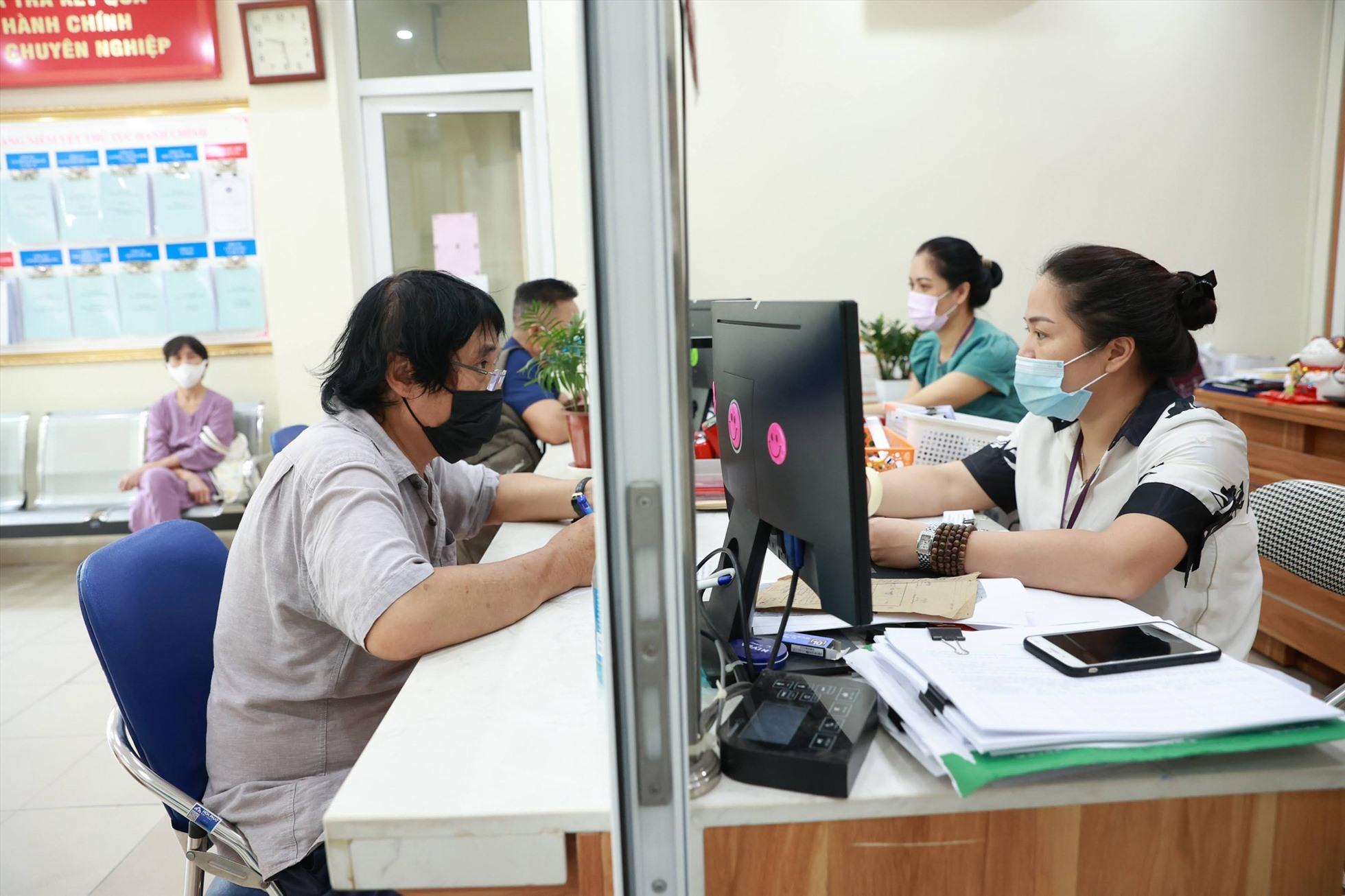 Công chức khó sống được bằng lương
