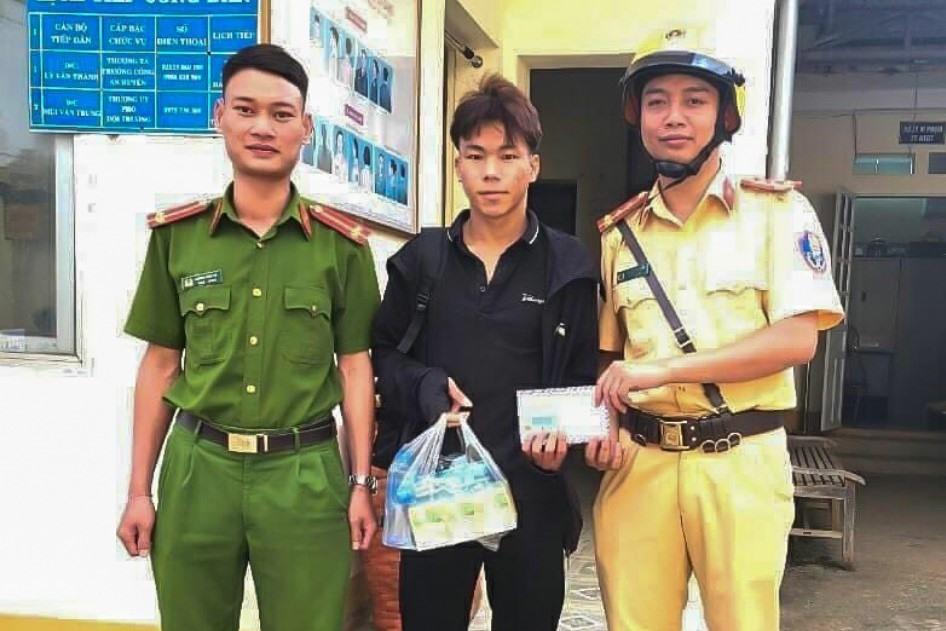 Công an hỗ trợ nam thanh niên phải đi bộ về quê vì bị lừa hết tiền