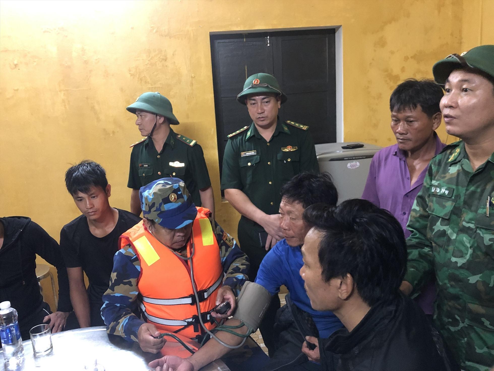 Khám sức khỏe cho các ngư dân gặp nạn.