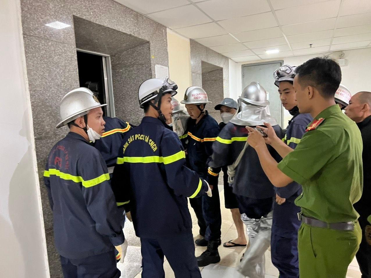 Hà Nội: Giải cứu thiếu nữ 15 tuổi mắc kẹt trong thang máy