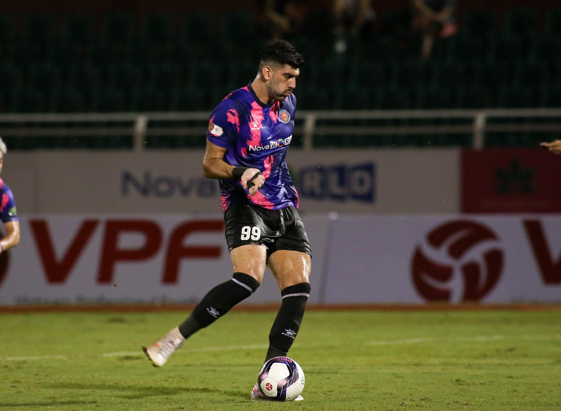 Matheus sút hỏng phạt đền. Ảnh: Thanh Vũ
