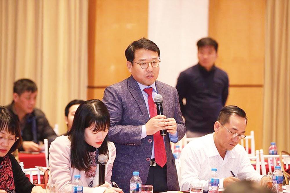 Đại diện Công ty Samsung Việt Nam phát biểu tại toạ đàm Câu lạc Bộ “Doanh nghiệp tiêu biểu vì Người Lao động”. Ảnh S.T
