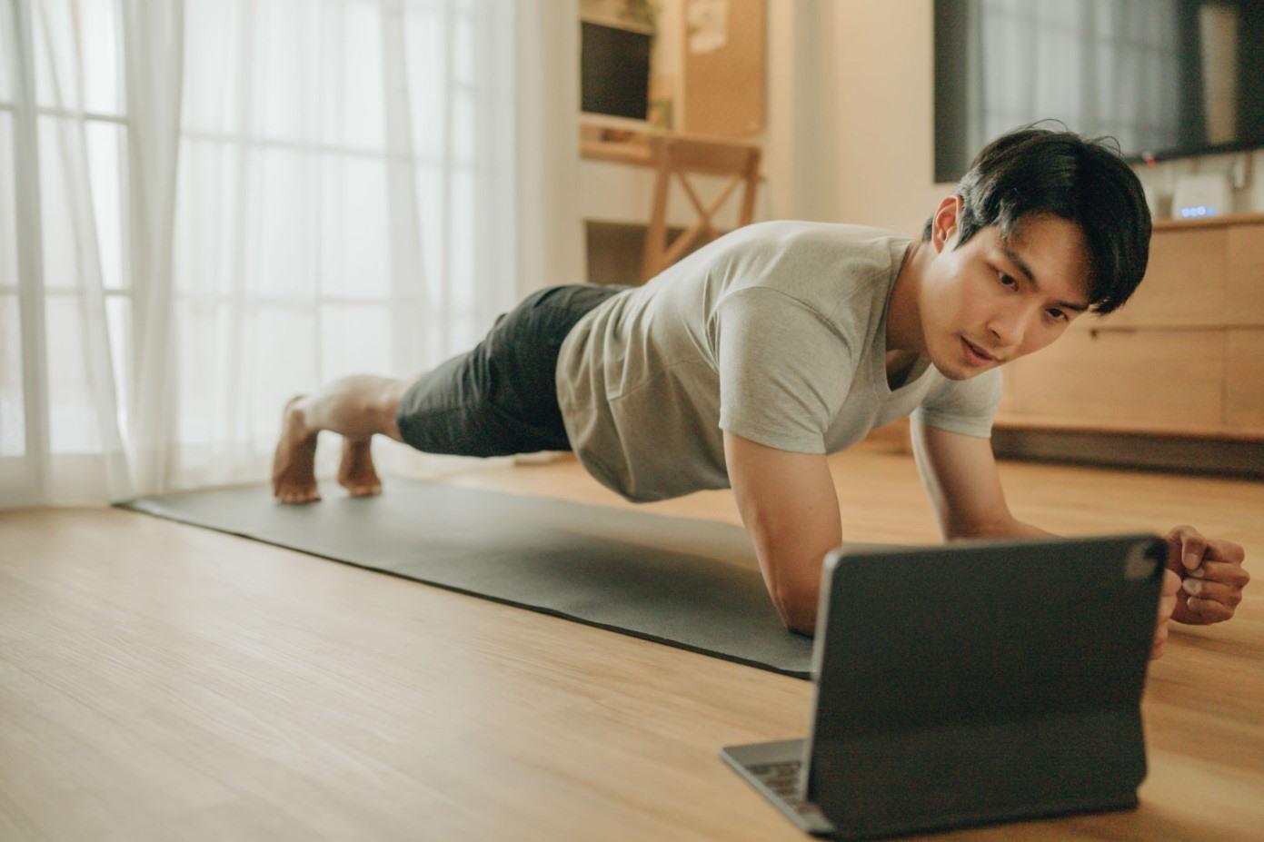 Plank sẽ giúp cơ tăng đều, chắc chắn và ổn định lâu dài. Ảnh: Xinhua