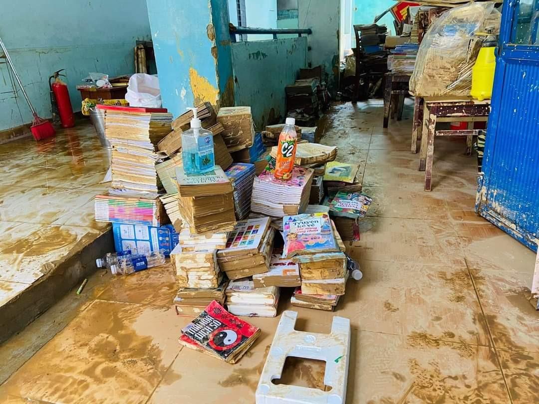 Đà Nẵng: Xin hỗ trợ sách giáo khoa, vở cho học sinh bị ngập lũ