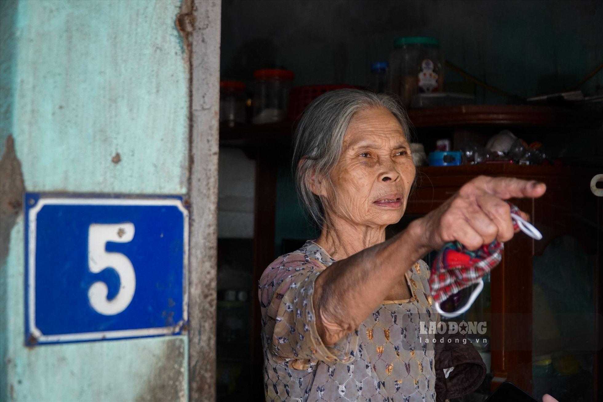 “Nhà không mua bán chuyển nhượng được vì không có sổ đỏ, có muốn xây sửa cũng khó đủ đường vì ai cứ xây lên là bị đập bỏ. Gia đình cũng chỉ cố gắng cơi nới bằng cách lắp các tấm tôn cho thành phòng”, bà Xuân than thở.