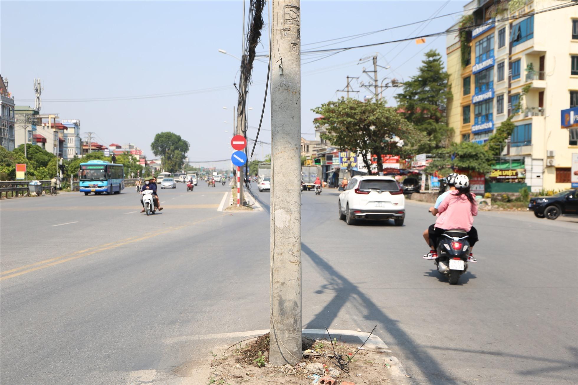 Cột điện được dựng ngay giữa đường.