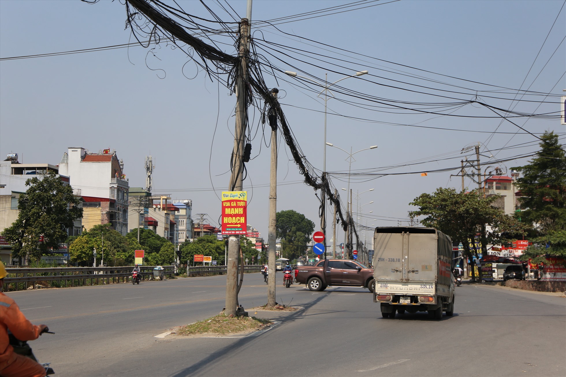 Cột điện dựng la liệt giữa đường gây mất an toàn giao thông.