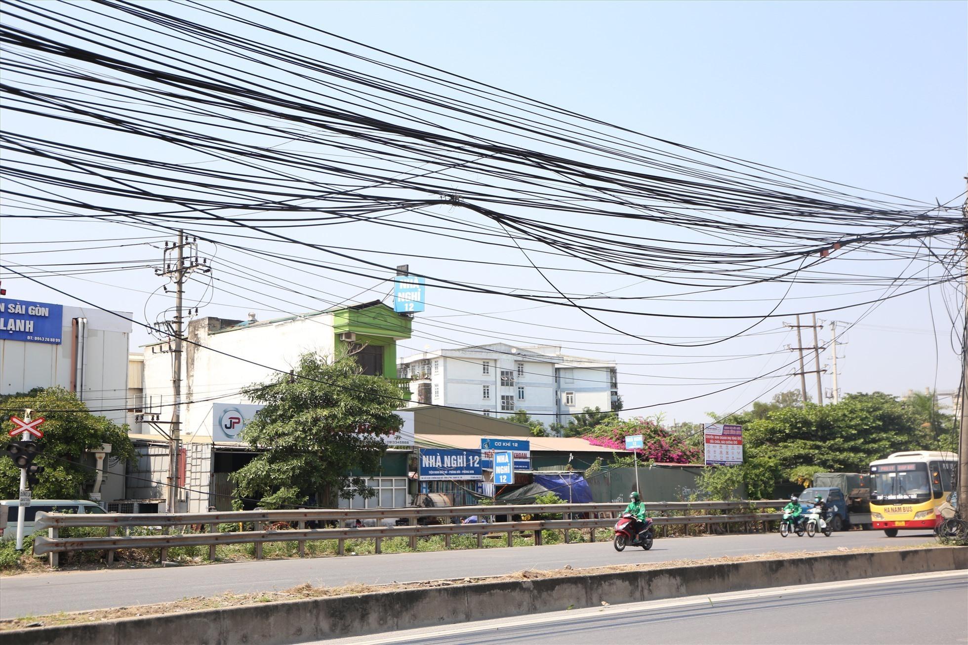Dây điện chằng chịt, treo lơ lửng trên đầu người dân.
