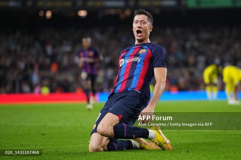 Lewandowski ghi 2 bàn thắng chóng vánh ngay trong hiệp 1.  Ảnh: AFP