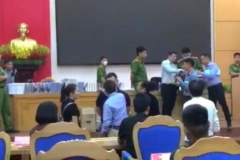 Những người tham gia đấu giá bức xúc tố các sai phạm đến cơ quan chức năng. Ảnh cắt từ clip do người dân cung cấp.