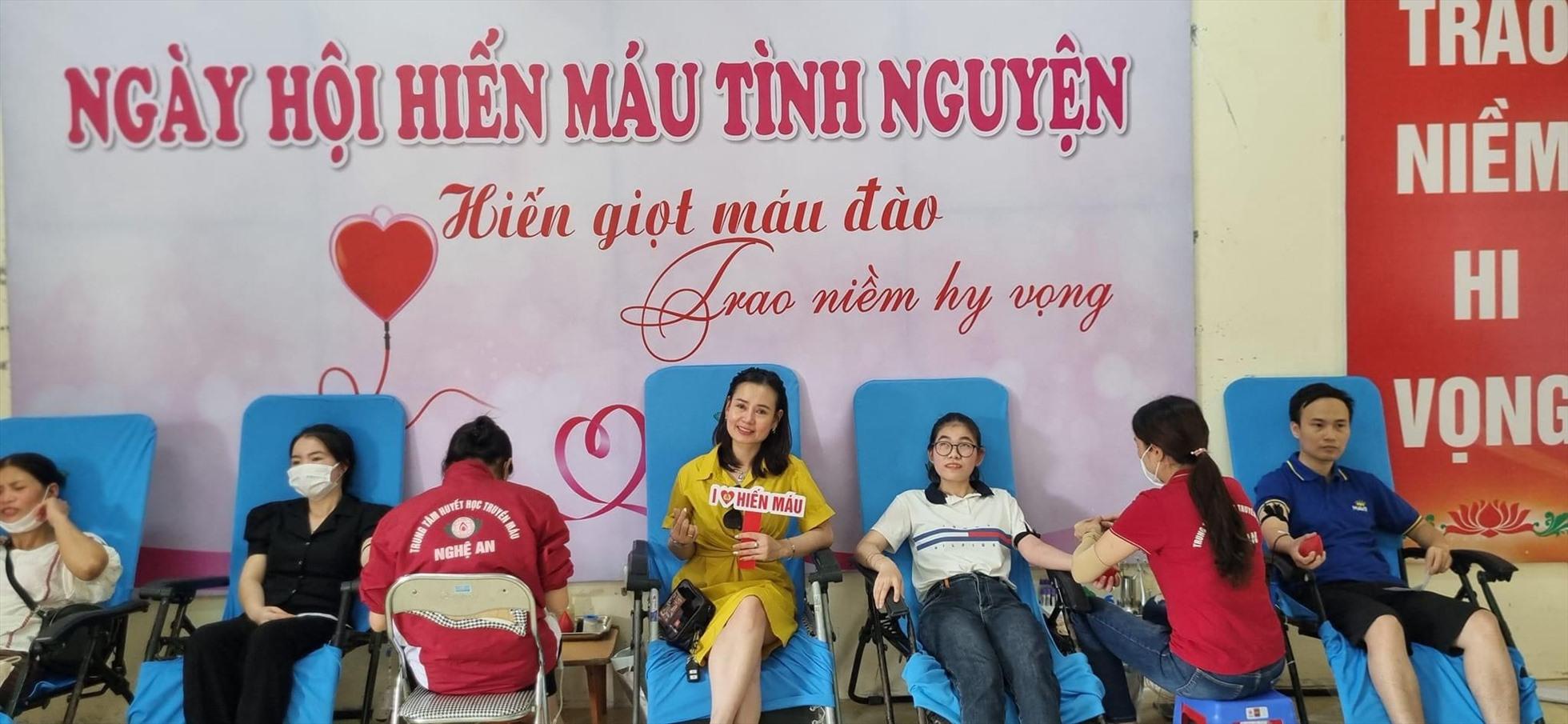 Có 500 công nhân lao động, cán bộ, đoàn viên công đoàn tham gia hiến máu. Ảnh: HY