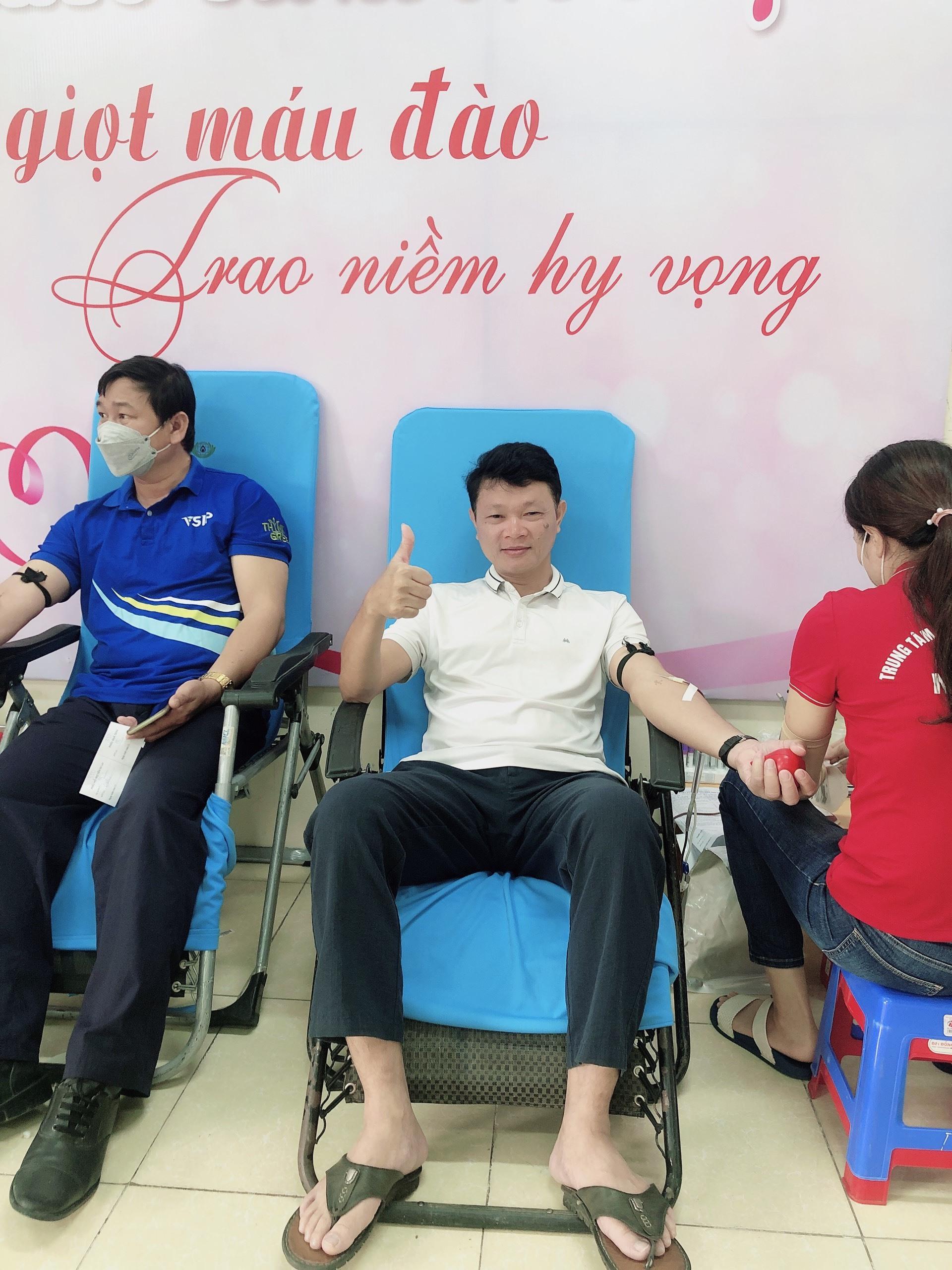 Đồng chí Phan Văn Bình - Phó trưởng Ban Quản lý Khu kinh tế Đông Nam Nghệ An tham gia hiến máu cùng công nhân lao động. Ảnh: HY