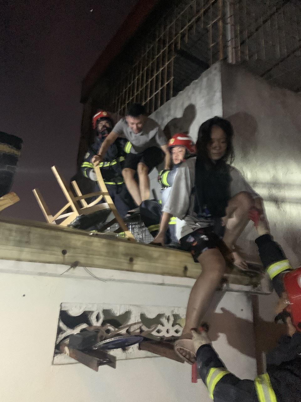 Hà Nội: Cảnh sát cứu 11 người kẹt trong nhà trọ 6 tầng bị cháy ở Cầu Giấy