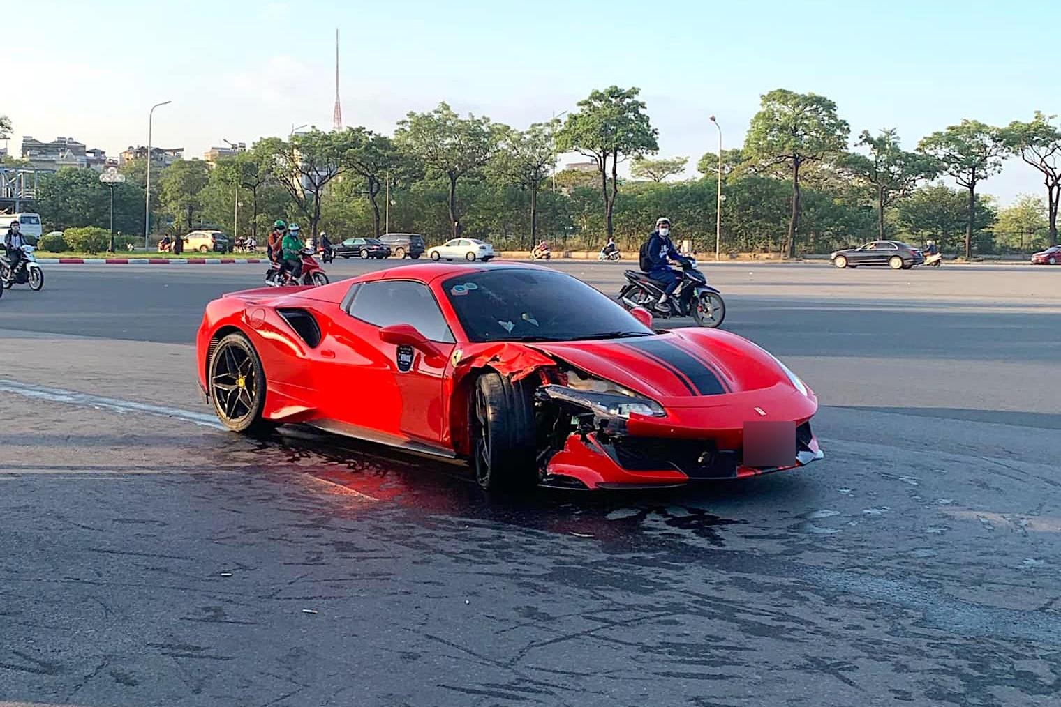 Siêu xe Ferrari va chạm xe máy lúc rạng sáng, 1 người tử vong