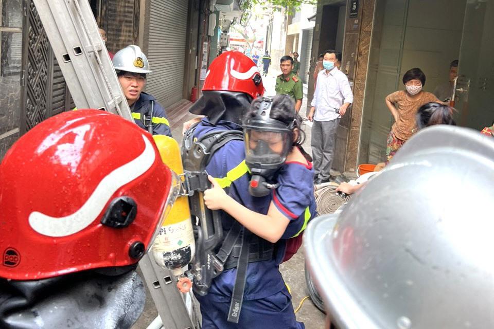 1 ngày xảy ra 2 vụ cháy nhà dân, giải cứu 9 người mắc kẹt