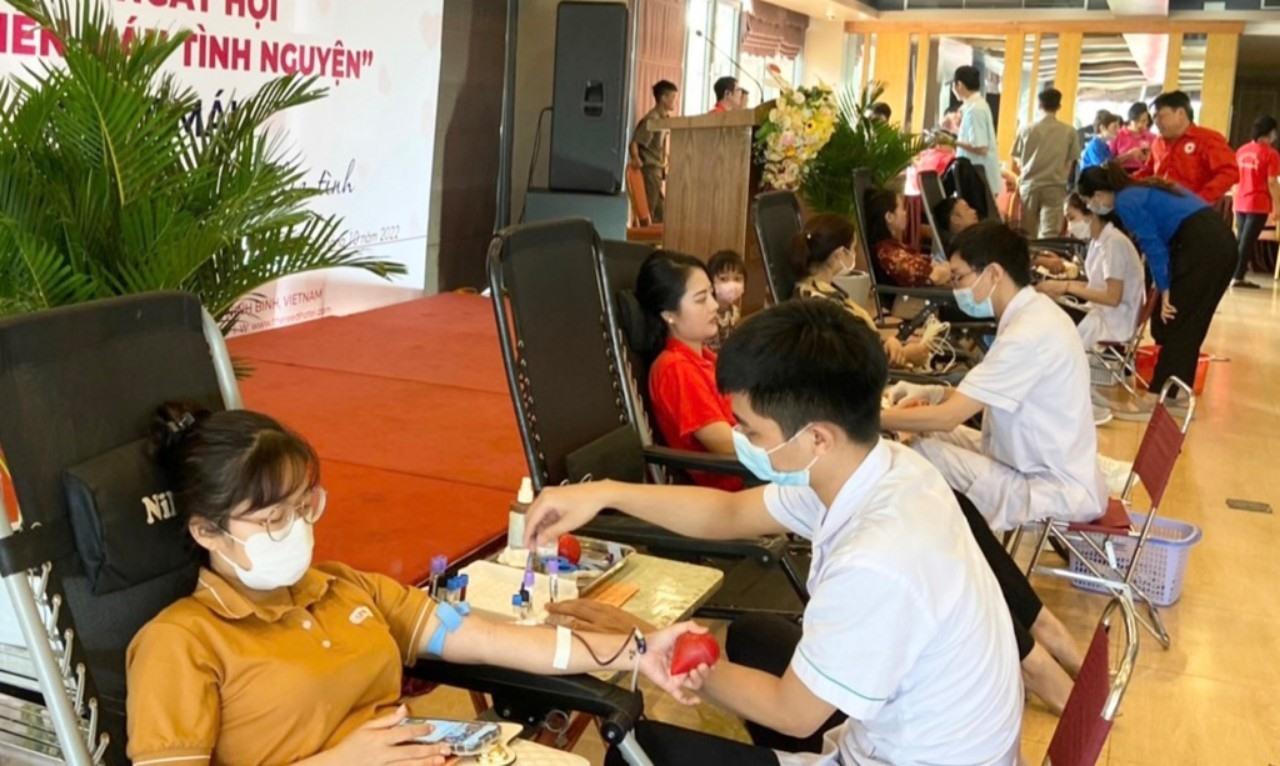 Ninh Bình: Hơn 500 cán bộ đoàn viên, người lao động tham gia hiến máu