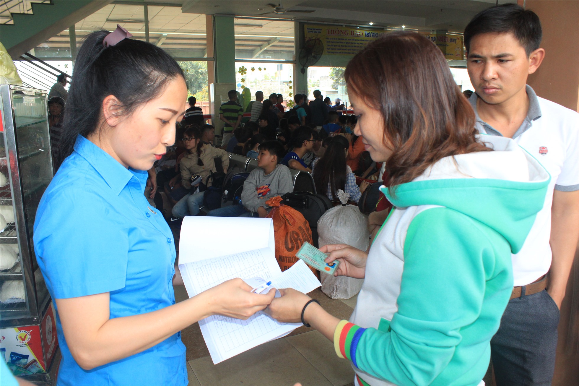 Công đoàn Khu công nghiệp Biên Hoà kiểm tra danh sách tặng vé tàu cho NLĐ về quê đón Tết. Ảnh: Hà Anh Chiến