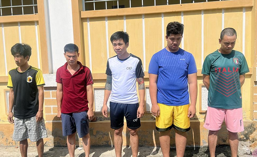 Công an tạm giữ hình sự 5 đối tượng có hành vi trộm cắp tài sản của công ty trong Khu công nghiệp Bình Hoà. Ảnh: VT