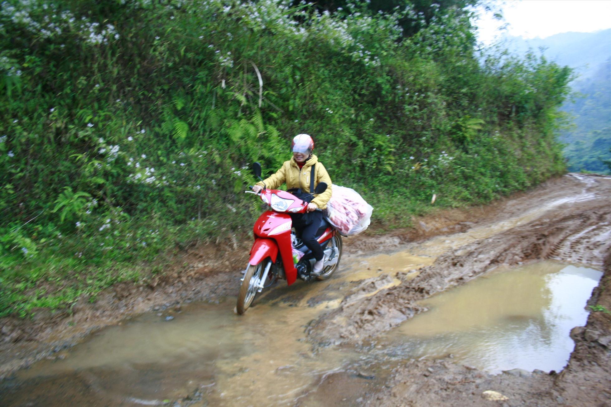 Giáo viên trên đường công tác ở vùng sâu vùng xa. Ảnh H.A