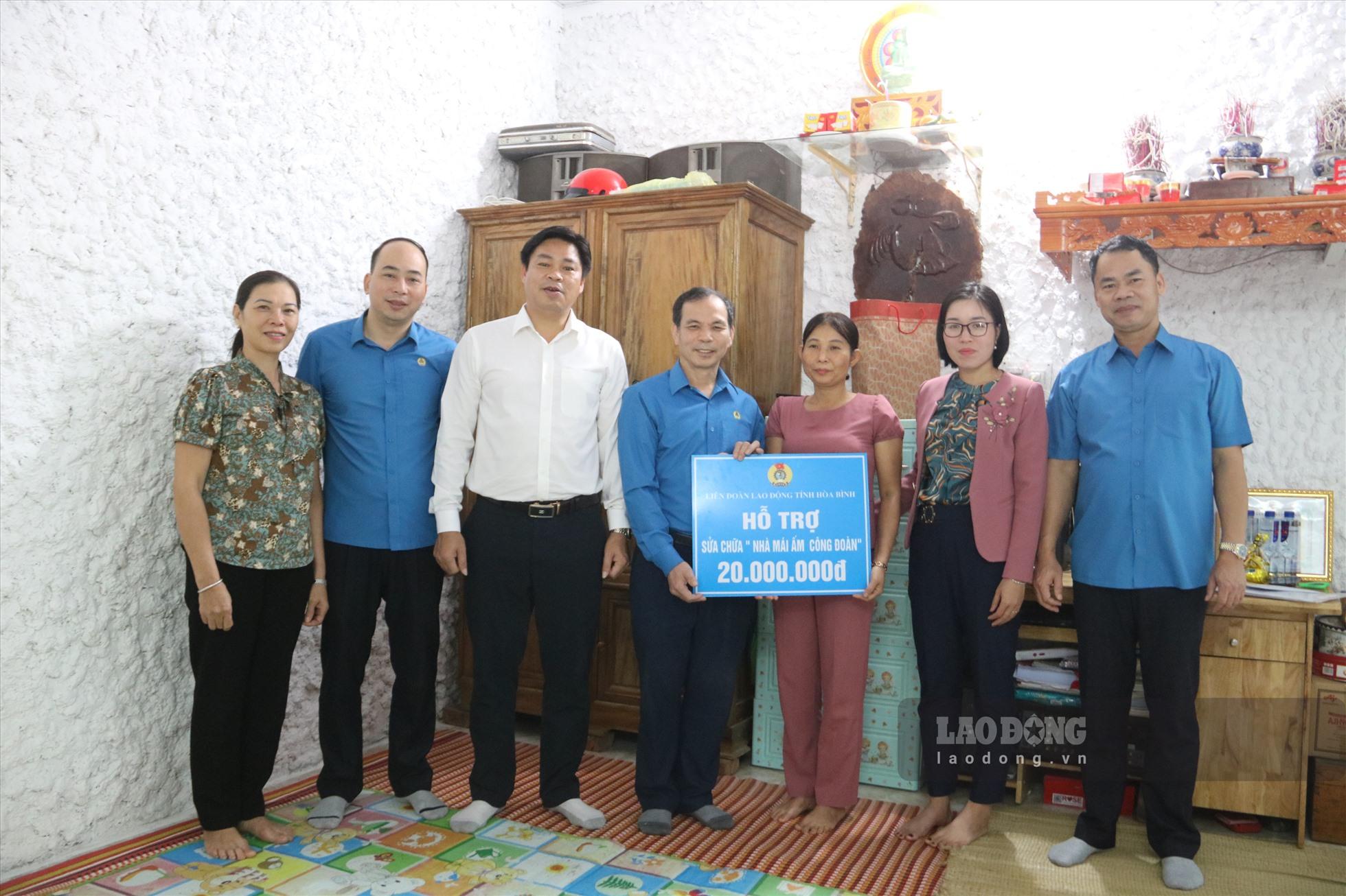 Trao hỗ trợ Mái ấm công đoàn cho giáo viên khó khăn tại Hòa Bình