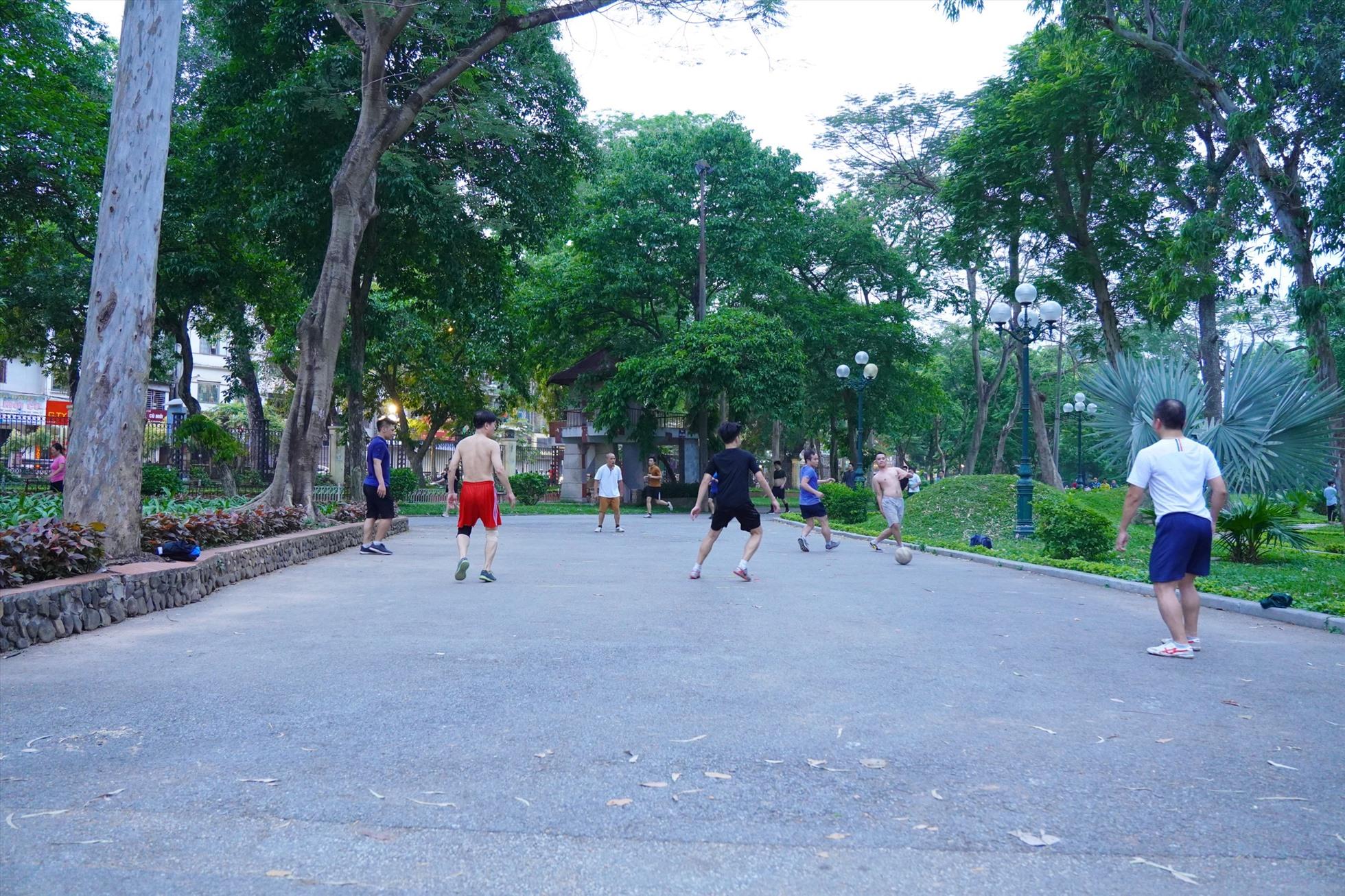 Bỏ hàng rào, không thu vé ra vào 3 công viên lớn ở Hà Nội