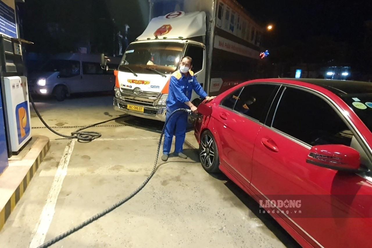 Nhân viên Petrolimex - cửa hàng 203 (TP Sơn La) bán xăng dầu cho khách hàng xuyên đêm.