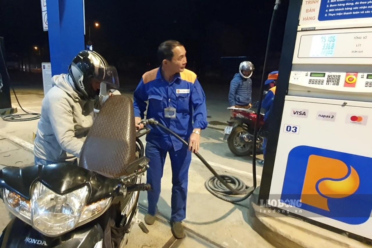 Anh Nguyễn Văn Vui phải đi từ huyện Mộc Châu lên TP Sơn La để mua xăng.