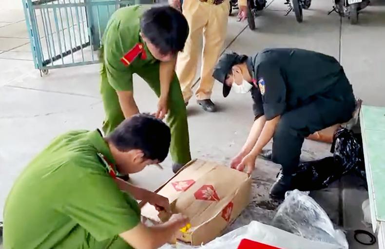 Lực lượng chức năng kiểm đếm tang vật thịt đông lạnh nhập lậu. Ảnh VT
