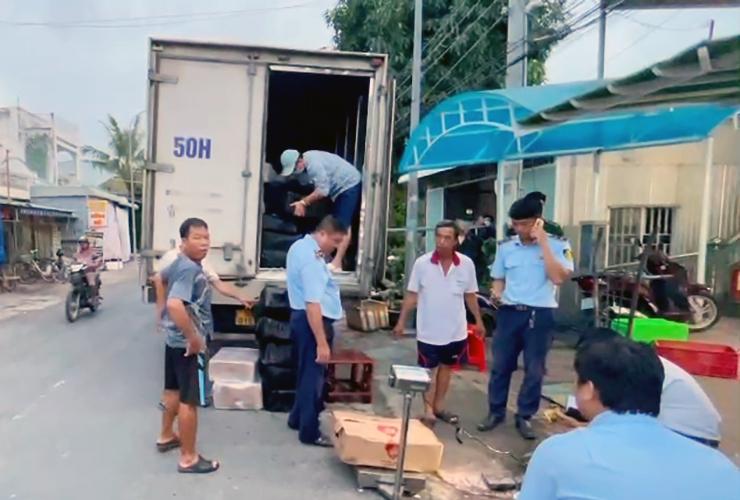 Lực lượng chức năng bắt quả tang xe tải chở thịt đông lạnh nghi nhập lậu. Ảnh; VT