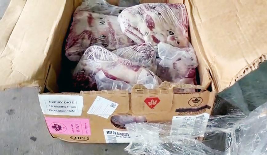 Cận cảnh thịt đông lạnh nghi nhập lậu. Ảnh VT