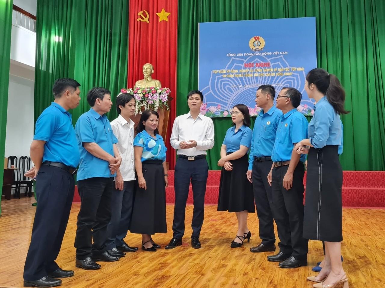 Đưa những kiến thức về dân tộc, tôn giáo đến với công nhân lao động