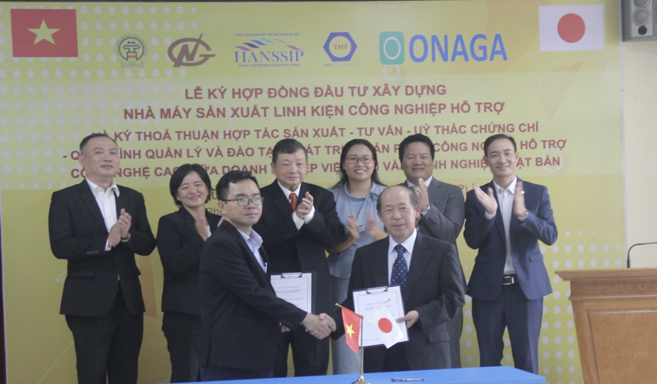 Ông Ishida Takayuki - Tổng GĐ Công ty Tư vấn-Đầu tư-Phát triển CNHT Việt Nam – Nhật Bản (VI-JA CID) ký kết các thỏa thuận hợp tác với Doanh nghiệp Hội viên HANSIBA. Ảnh Vân Nguyễn