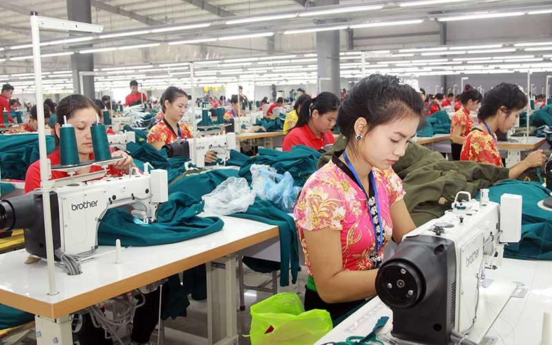 Công nhân lao động người dân tộc thiểu số cần nhiều kiến thức về dân tộc, tôn giáo và giảm nghèo về thông tin. Ảnh Diệu Tâm